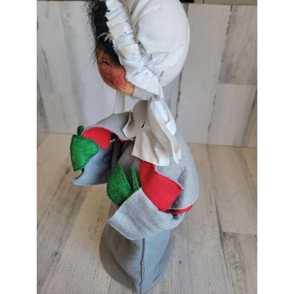 Large Annalee caroler woman Pilgrim Xmas home decor smile - Picture 7 of 14